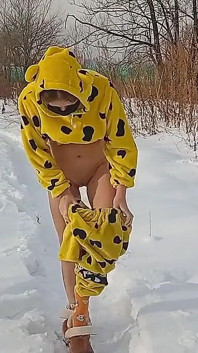 I went for a walk in the snow in my pajamas and undressed‍️