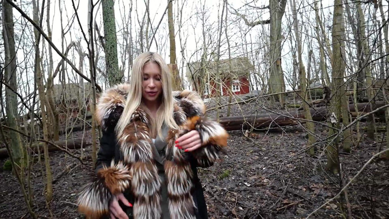 Eronordic: 户外性感金发女孩喜欢鸡巴