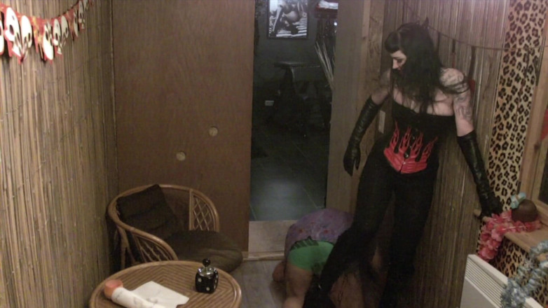 Domina Lady Vampira - SM Studio Femdom Empire: レザーグローブをはめた主人に見られ罰せられる