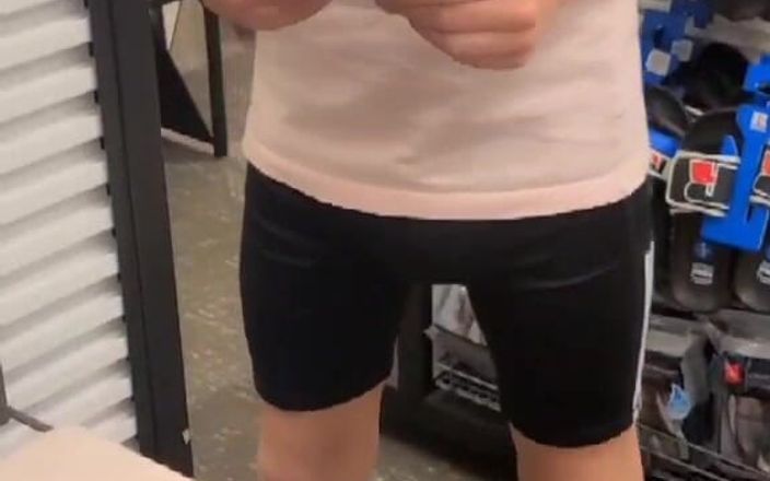 Kinkytwinkpamps: 쇼핑몰 관장 위에 요가 반바지를 입은 펨보이
