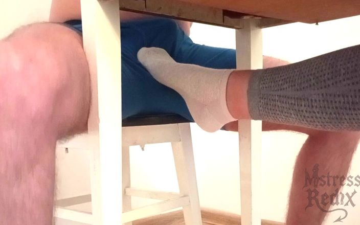 Mistress Redix: Sockjob &amp;ruinierter orgasmus unter dem tisch