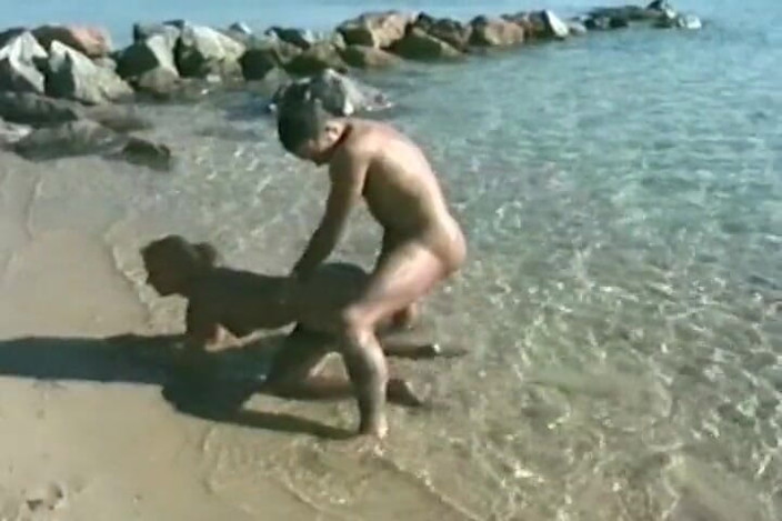 Videos Francaises: Perfect French MILF Assfucked on the Beach