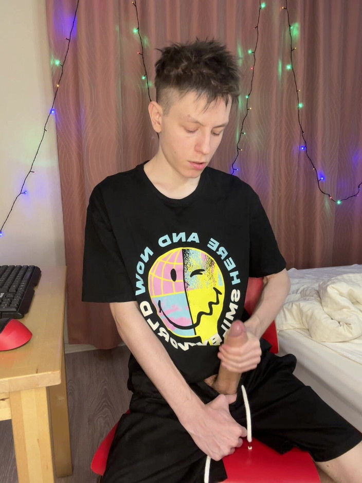 Morflot24: 快速宿舍撸管让 23 厘米的鸡巴到处喷