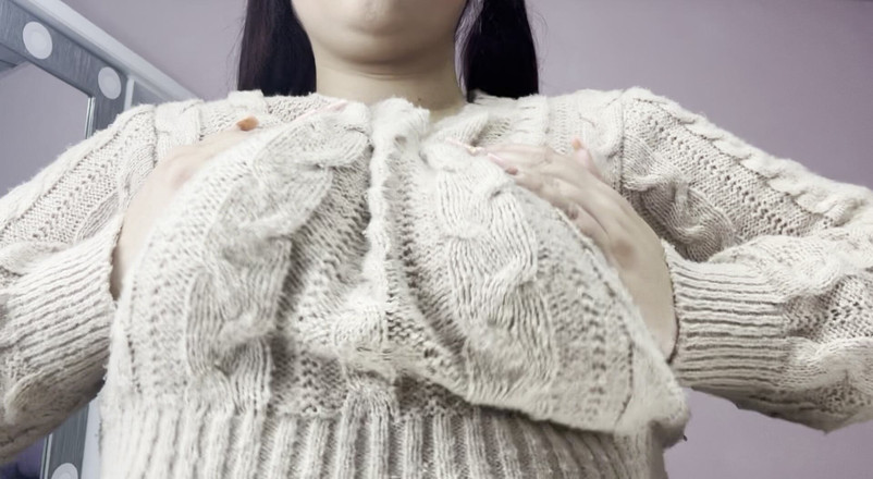 JULY TOMAS: Cucej mi prsa, Joy s velmi sexy bílou křivkou.