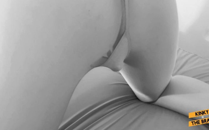 Kinky N the Brain: Yaramaz kız külotlu çorapla boşalıyor ve fışkırtıyor