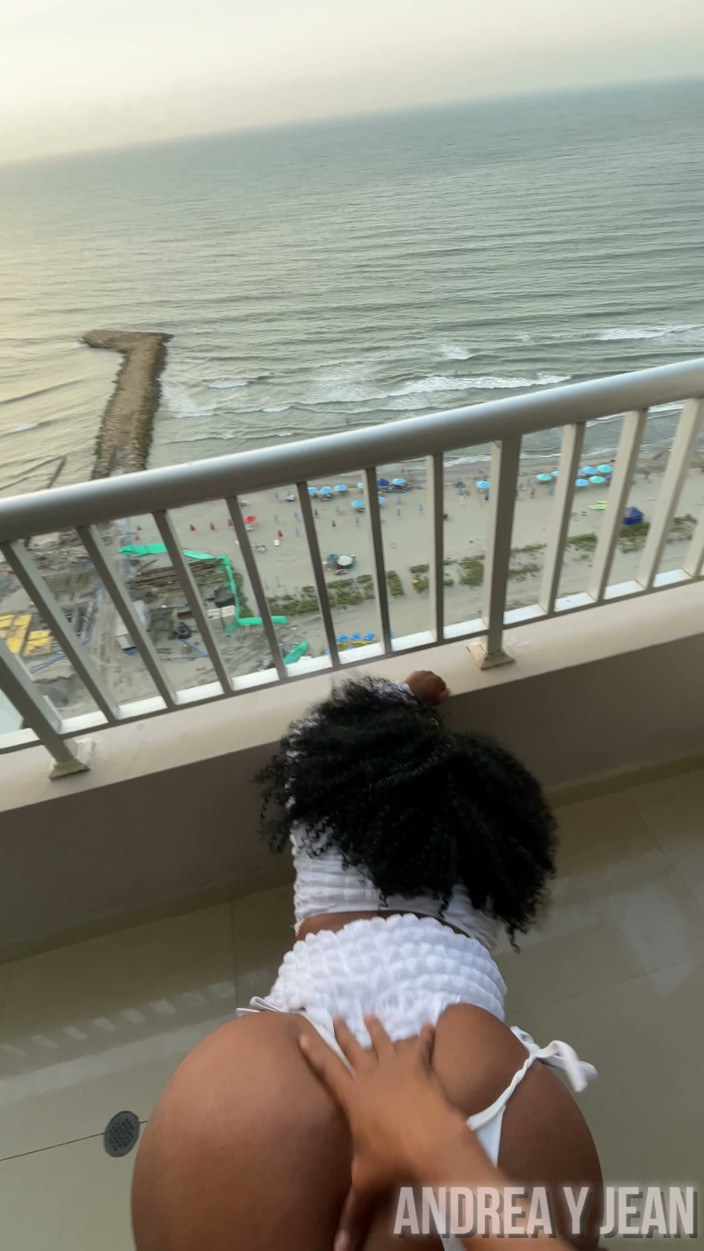 AndreaAndJean: Bu büyük götlü ve büyük memeli orta yaşlı seksi kadına...