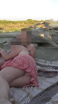 Французька вчителька робить аматорський мінет на нудистському пляжі незнайомцю з камшотом p2 - misscreamy
