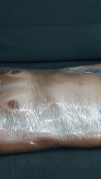 Mummificazione con avvolta di plastica, solletico, dolore e orgasmi continui