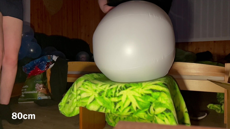 BeachBallsDuo: ビッグブーティルーシーが大きな丸いお尻で10個のビーチボールをスローモーションで押しつぶす