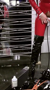 Gefesselt in bondage wird er als menschliche toilette benutzt teil 2