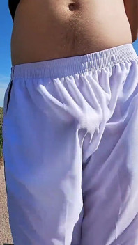 J’exhibe ma devant un short de basket-ball pour les cyclistes et les coureurs