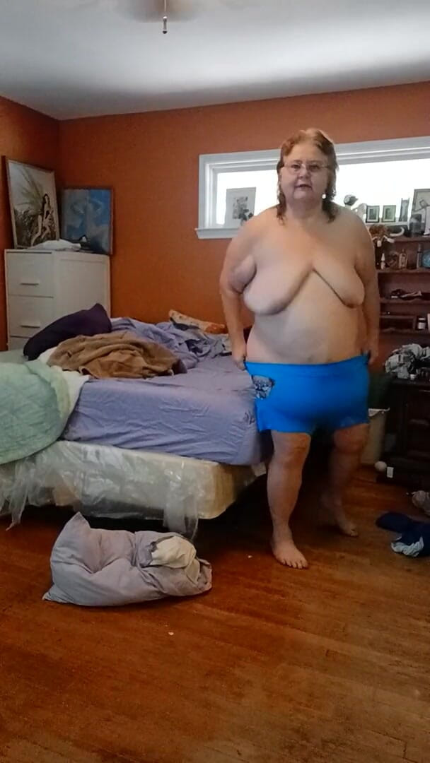 BBW nurse Vicki adventures with friends: Vestindo-se para fãs de calcinha Hey