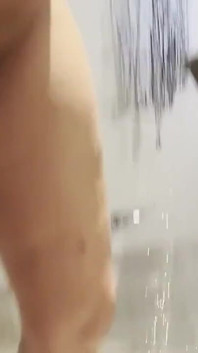 Vezme si se mnou plechovku se sodovkou a cucumbver ve sprše