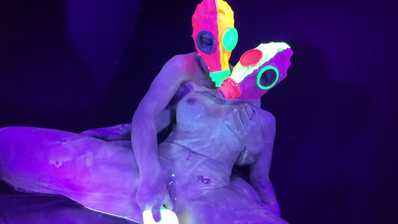 EdgesOfReality: Neon Rave Ragazza Su Ragazza Gioco Dildo