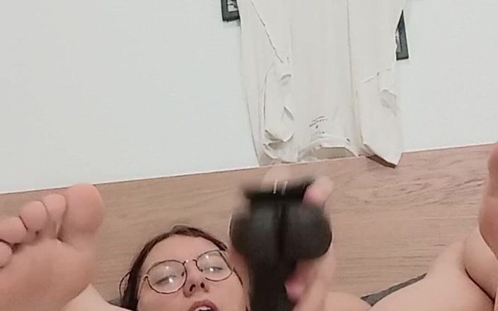 Softbrattypuppy: तंग हौसले से चिकनी चूत बड़े काले लंड वाले डिल्डो के साथ मस्ती कर रही है
