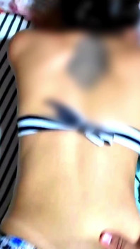 Saya mengupah pelacur Colombia di pantai dan berkongkek dengannya dalam bikini.