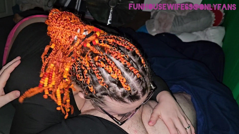 Funhousewife69: Růžové kalhotky Ass up polykají jeho ptáka a cumm