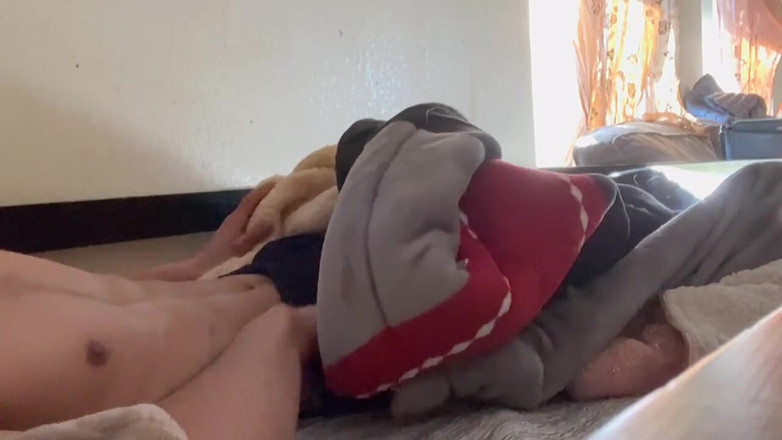 Xooshua (xblue18): 私は朝、非常に激しく自慰行為をします/私の体に射精します