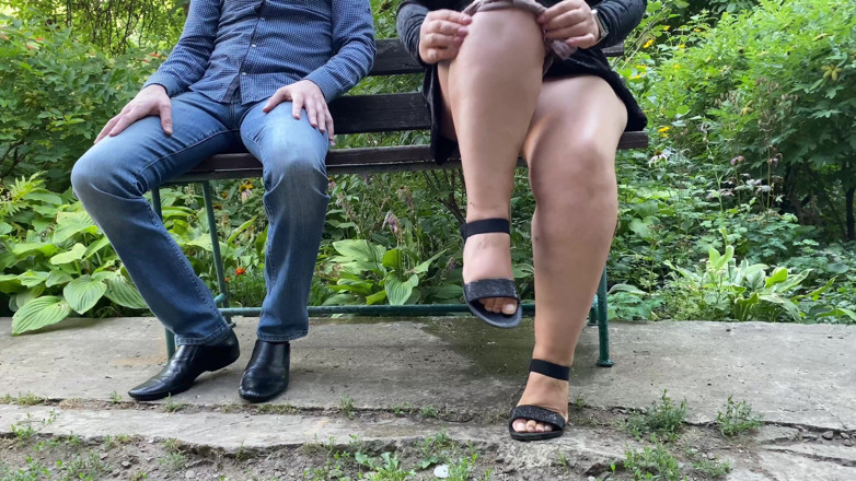 OurFetishLife: 温泉は大きなお尻milf与えました私の注文の汚れたパンティーで公園