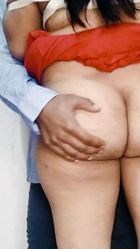 Jeth Ji bromeó con Bahu recién casada y luego la folló