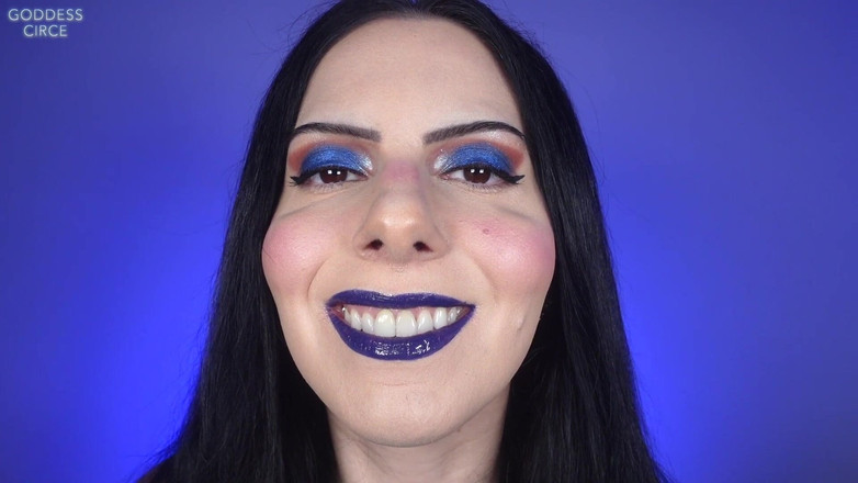 Goddess Circe: Addicted to My Beauty — сигара і синя помада