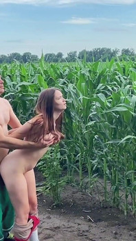 Przyrodni brat uprawia seks publiczny z przyrodnią siostrą podczas spaceru po polu kukurydzy
