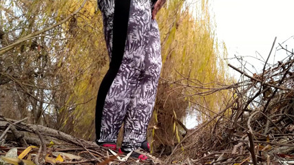 Elena: Russian MILF with a gorgeous ass pissing in November outdoors