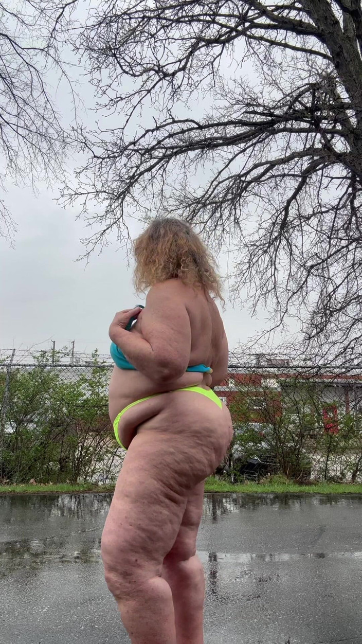 Big Ass 4 U: Łapanie kropli deszczu z moimi cyckami