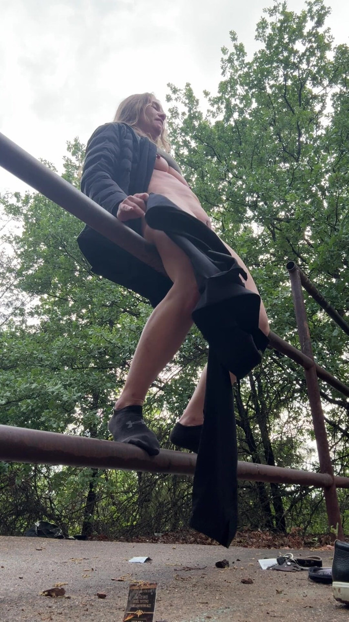 Jackrackemxxx: La piccola MILF riceve una ringhiera con bbc nei boschi!