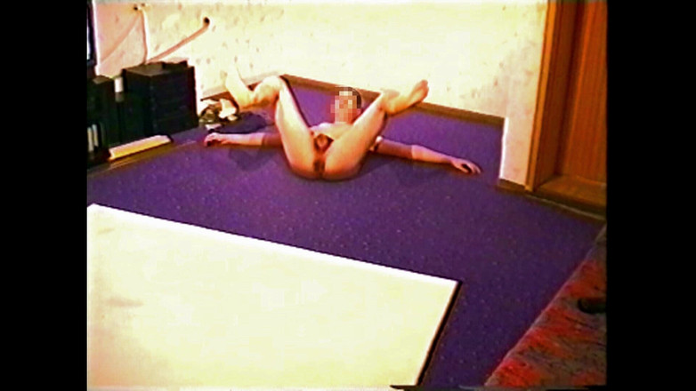 Mark Hannes: Çıplak gösterme, kambur mastürbasyon ve duş alma hala hi8 ile...