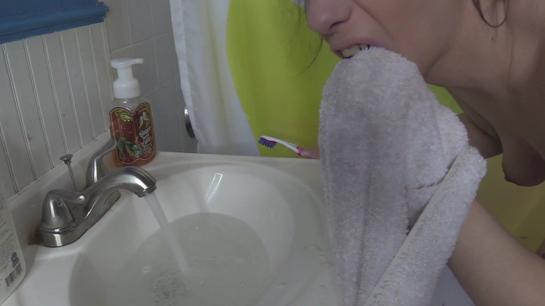 Quinn brooks: Bianca Brushes Her Teeth