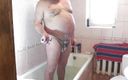 XXX platinum: I badrummet sexig naken kvinna rakad pubis och bollar styvfar