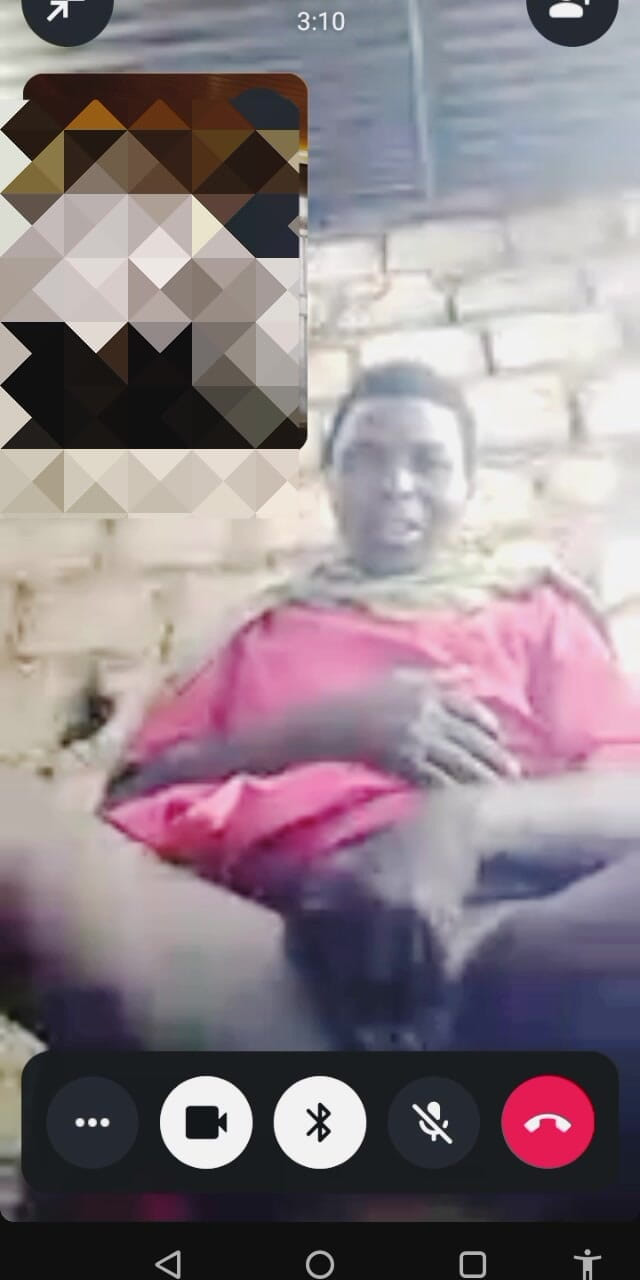 Me and my new slut: Hadzabe 部落熟女与男友视频通话，不要问我她从哪里得到电话。