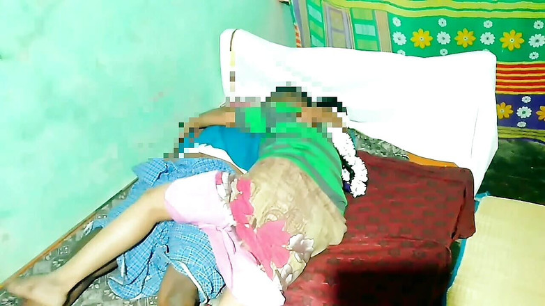 Priyanka314: 德西泰米尔阿姨在知道他一个人在家后去男朋友家做爱