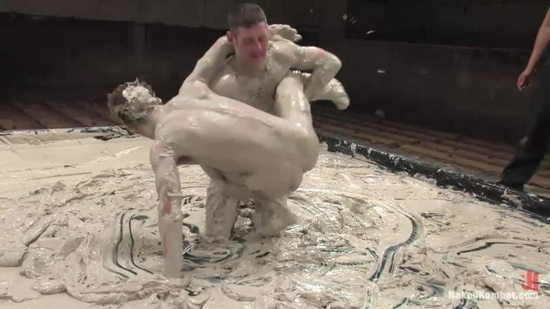 Naked Kombat: din takar banaam jems haimiltan kichar maich