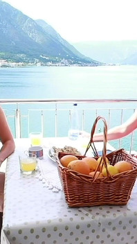 Omg! Aku mengeluarkan kontolnya di restoran di depan umum!