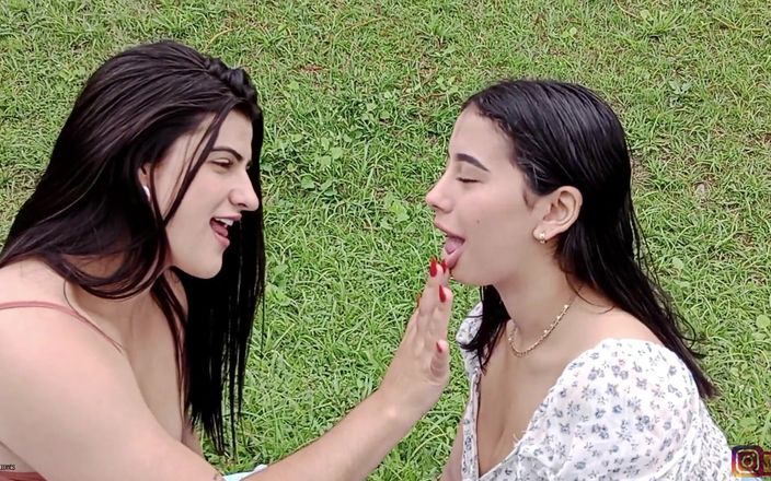 Vayolet and candy: Латинські лесбіянки з великою дупою облизують свою багату мокру пизду