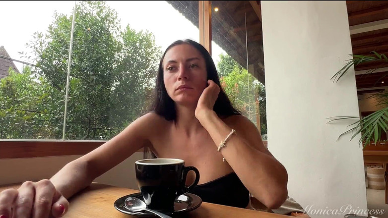 Princess Monica: Práce na notebooku, prsa blikající ve veřejném co-working prostoru