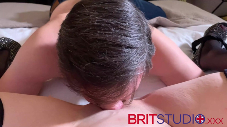 Brit Studio: FPOV. Meisje krijgt haar kutje gebeft