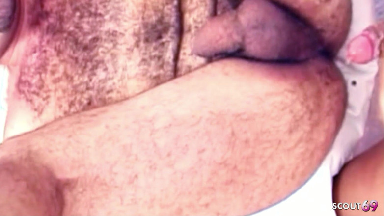 Shemale TS Collection: Un mec extrêmement poilu se fait sodomiser dans un trio...