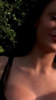 Stacey Lacey, star du porno sexy, fait du dogging et vide les bites de plusieurs inconnus chanceux