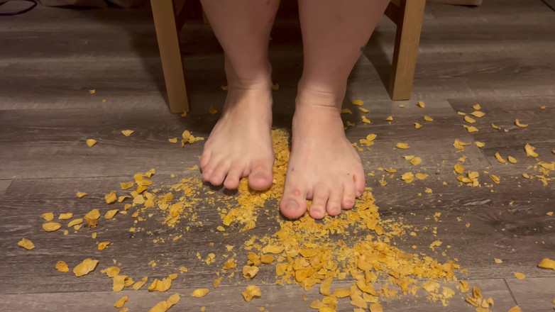 EeveeXo: Food Crunching - asmr menginjak sereal dengan kaki jenjang