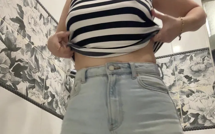 LarisaCum: I Put on Blue Jeans and Play with My Ass...