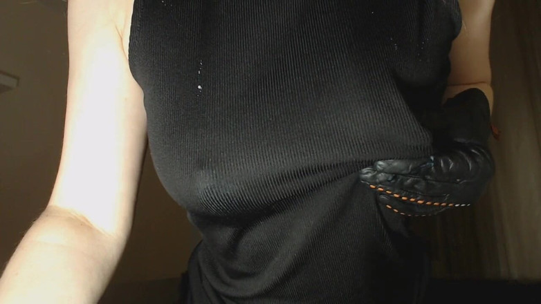 MyClearSky: Elle trait ses seins à travers une robe noire