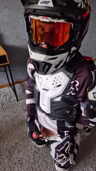Nadržený motokrosař motorkář se tlačí na hranu, nemohl si pomoci, skončil dvakrát