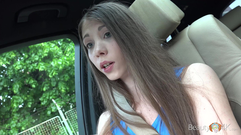 Teen Mega World: Gadis manis berpose telanjang