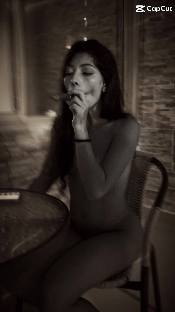 Vika_Sexting: Prazer para Dois: Habano, Pele e Sussurros