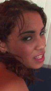 Calda ragazza ebano tatuata scopata in punto di vista dal suo bbc sul divano
