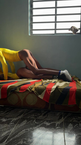 YungthugM: Compañeros amarillos descansando con la polla fuera