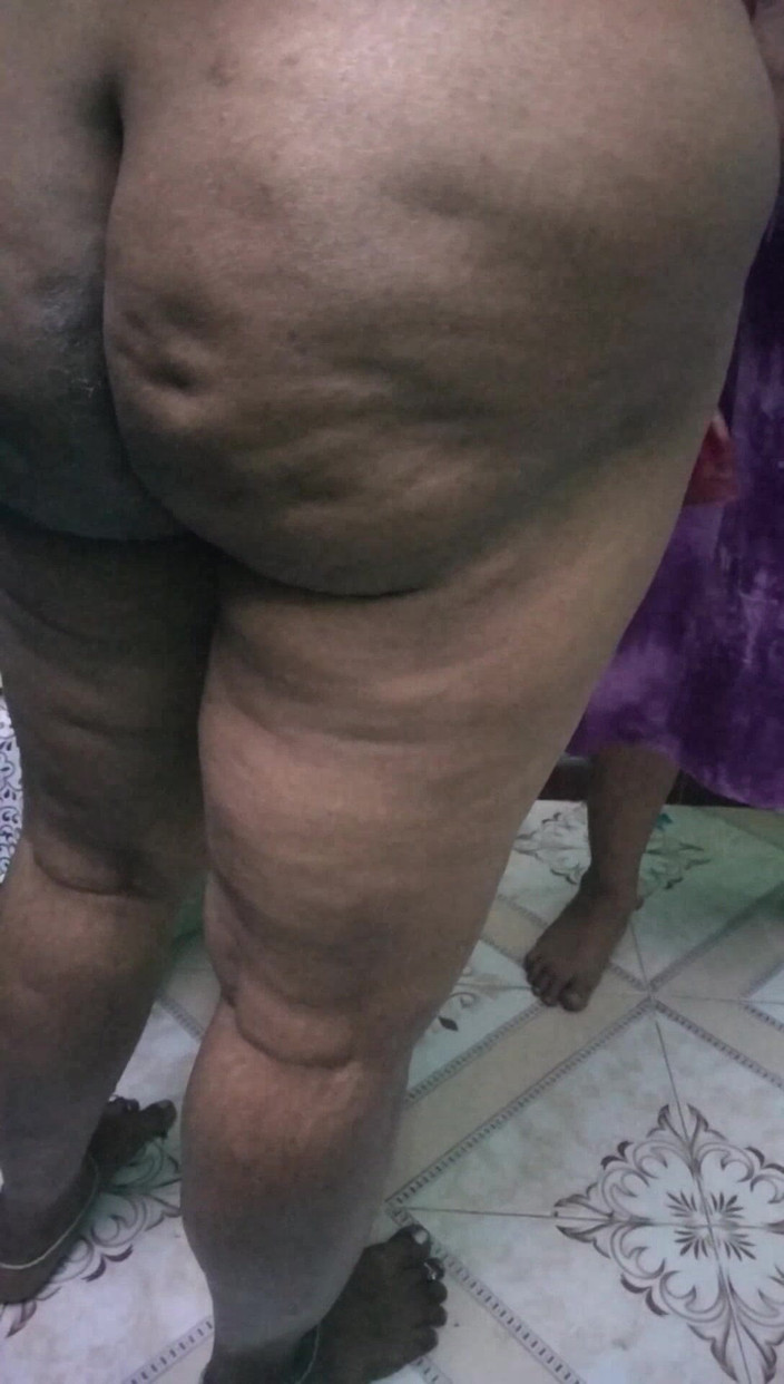 Tamil lesbian: Tiga tante pakai gaun hot di kamar tidurku